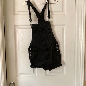 Short overall that are black size M(7-9)